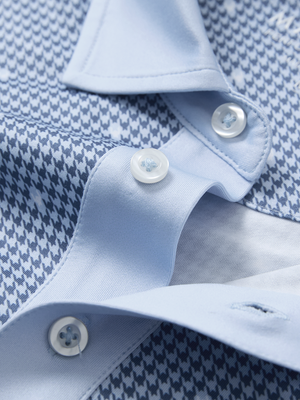 Detail view of collar on light blue houndstooth stylish full print contrast collared golf polo shirts